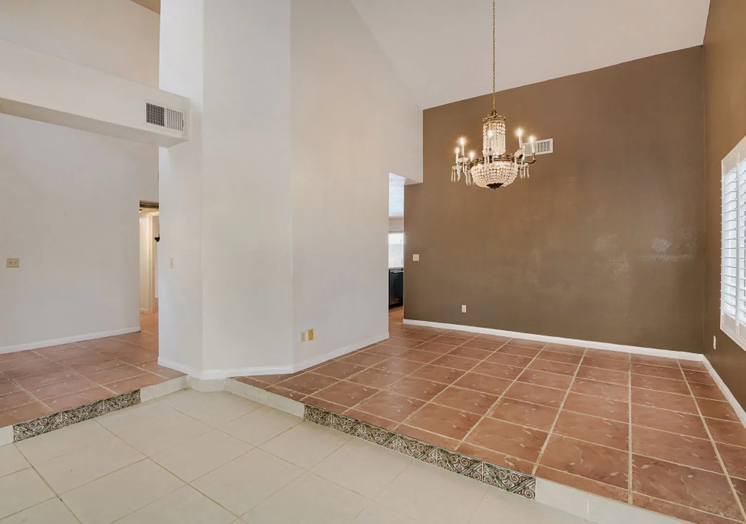 Gorgeous 3 Bedroom, 3 Full Bath with Sparkling Pool! — Photo 4