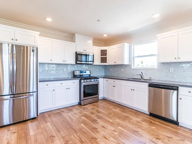 1737 S Longwood Ave — Photo 37
