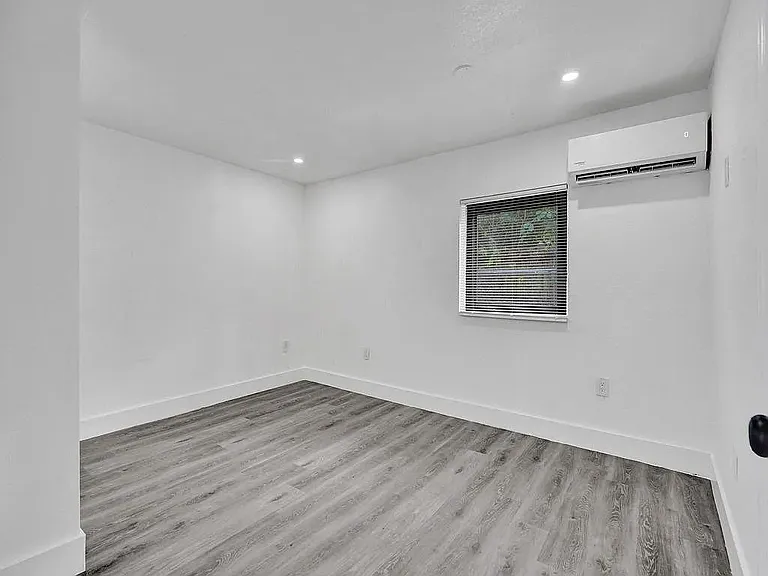 940 SW 28th St #2 — Photo 11