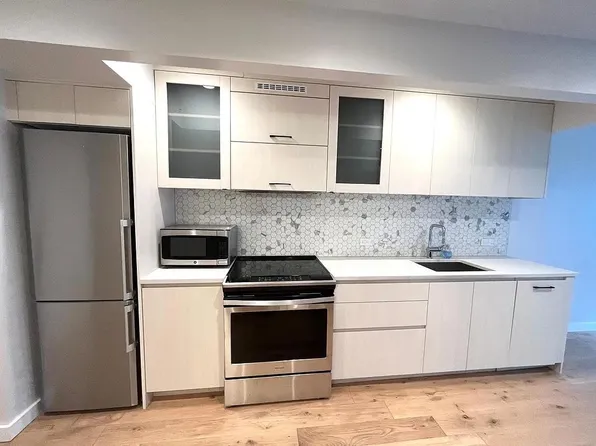 555 Waverly Avenue image 3 of 27