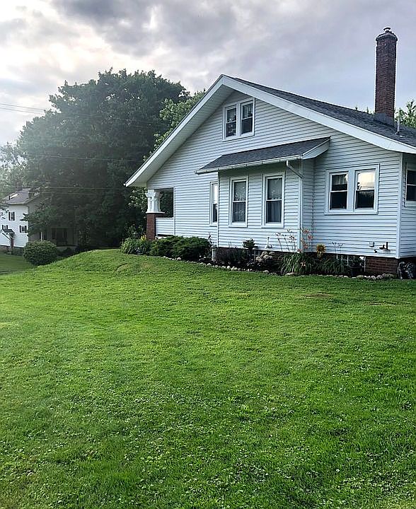 2nd image of 222 25th St SE