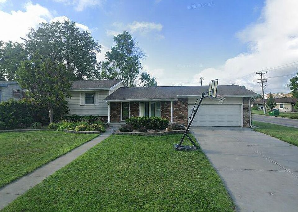 1st image of 551 W 8th St