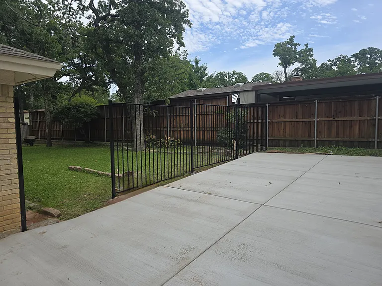 205 W Ash Ln — Photo 26