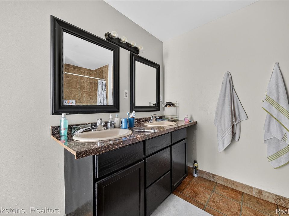 132 E Howard St, photo 20