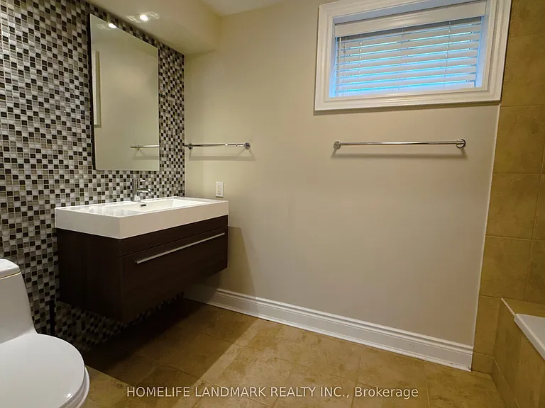 2062 Glenforest Cres — Photo 17