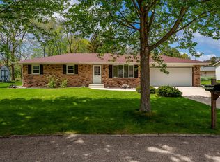 9804 Debbie Ln, Machesney Park, IL 61115