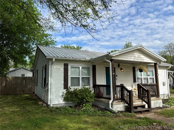 206 NW 1st St, Checotah, OK 74426