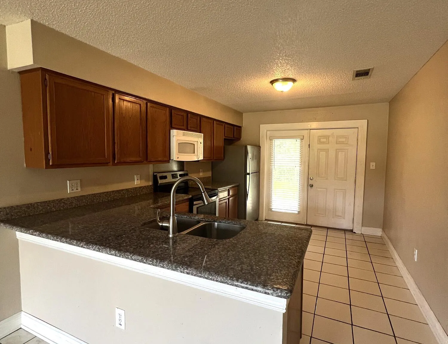 2 bed, 1.0 bath, 767 sqft, $895 — Photo 3