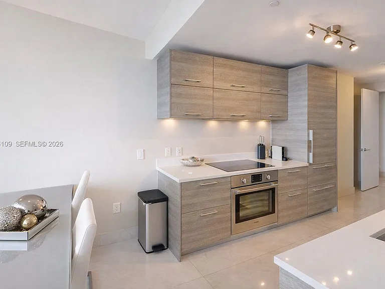 650 NE 32nd St #2005 — Photo 12