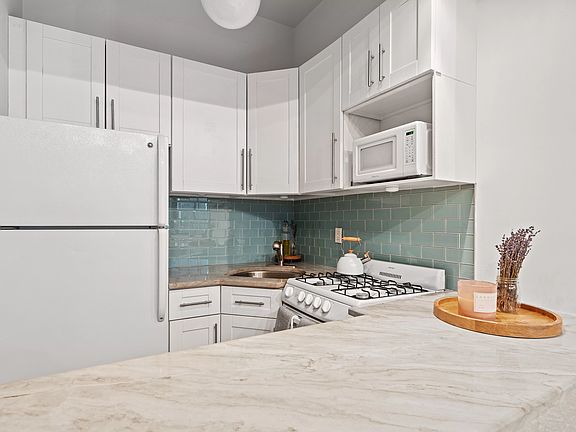 4th image of 35 E 10th St APT 3