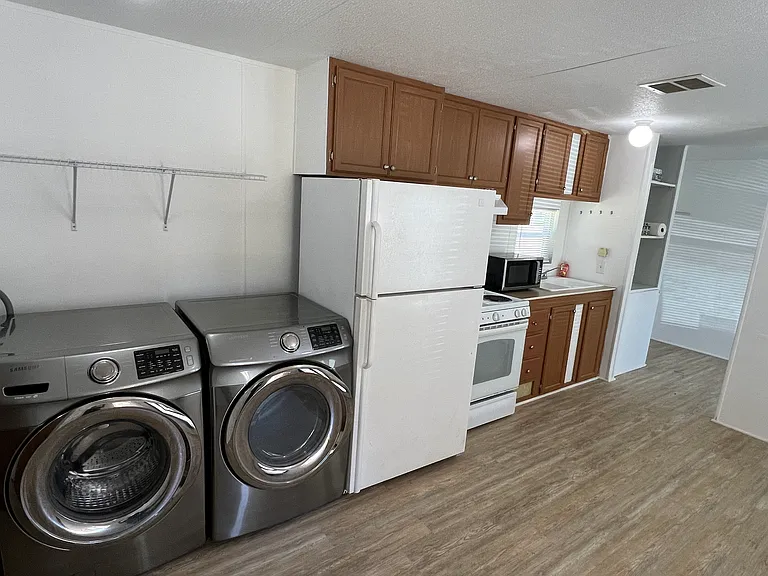201 Rocky Ave — Photo 2