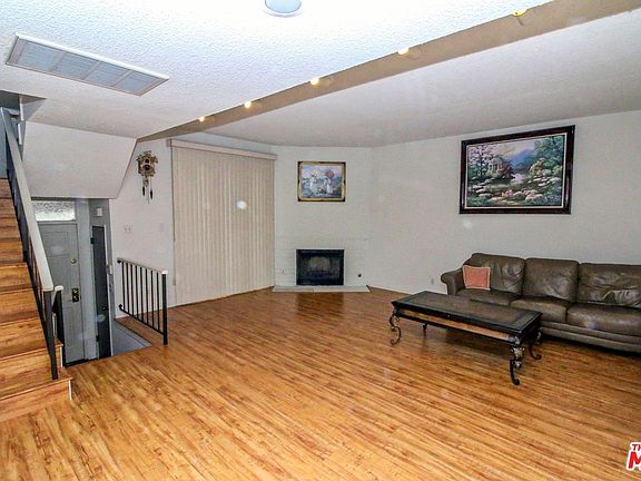 4th image of 6540 Hayvenhurst Ave Unit 31