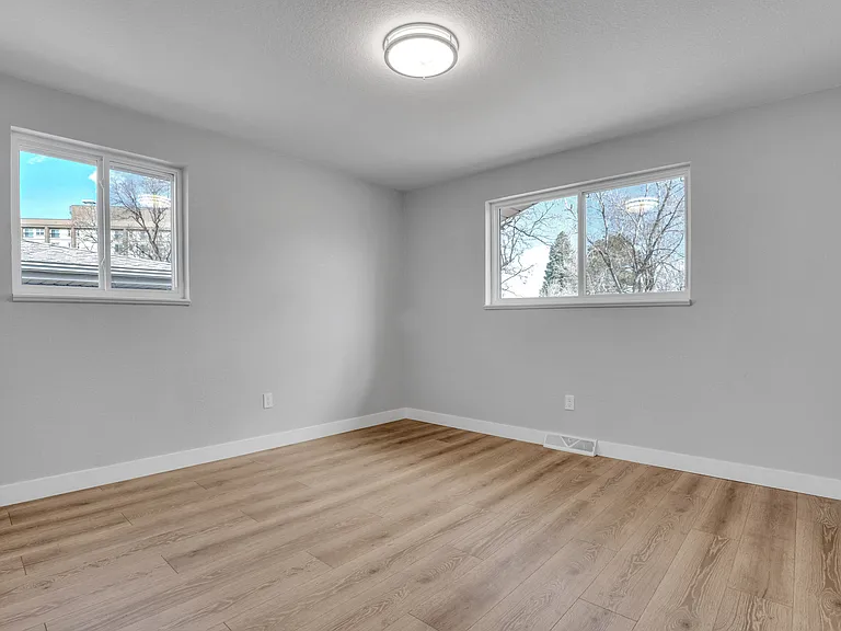 1537 S Jamaica St — Photo 36