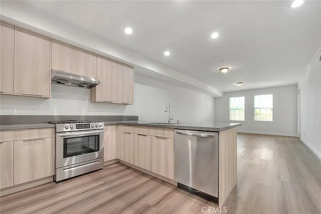 2 bed, 960 sqft, $2,472 — Photo 4