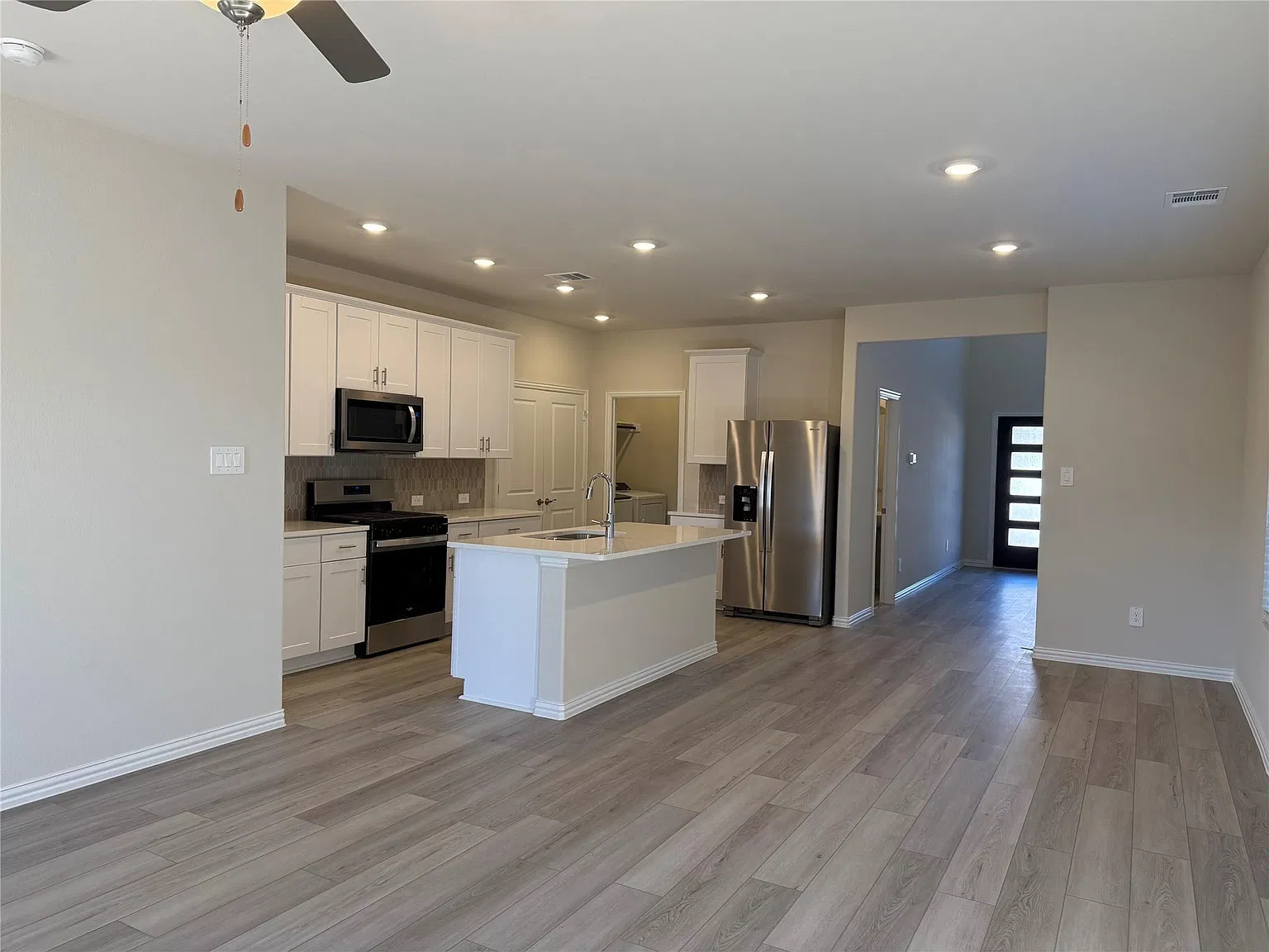 4 bed, 2055 sqft, $2,500 — Photo 4