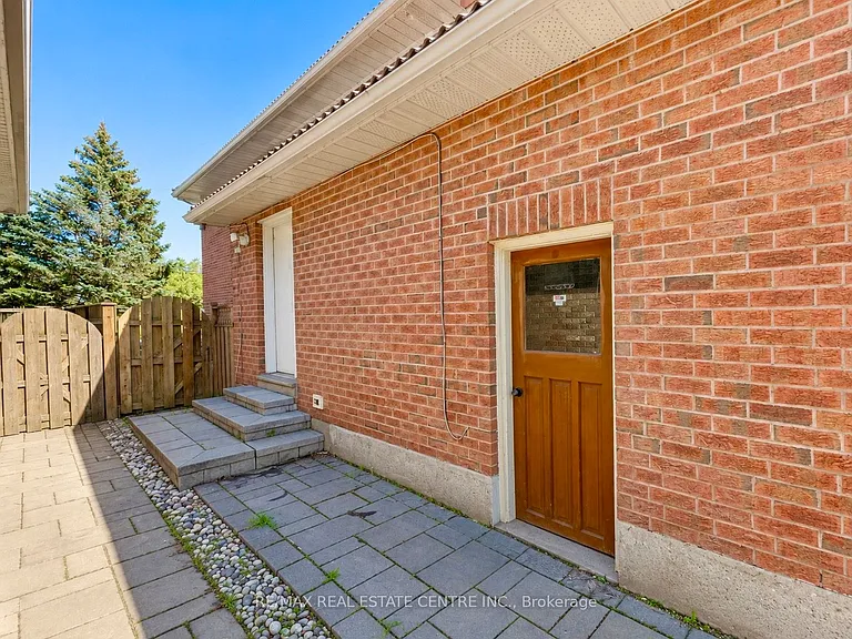 1876 Grosvenor Pl #BASEMENT — Photo 4