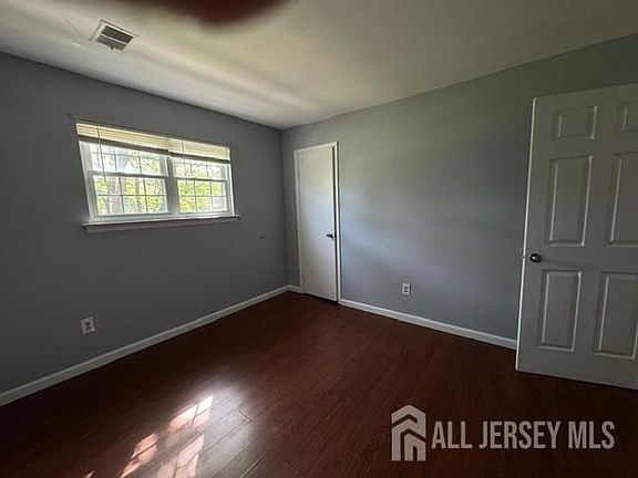 5th image of 332 College Dr