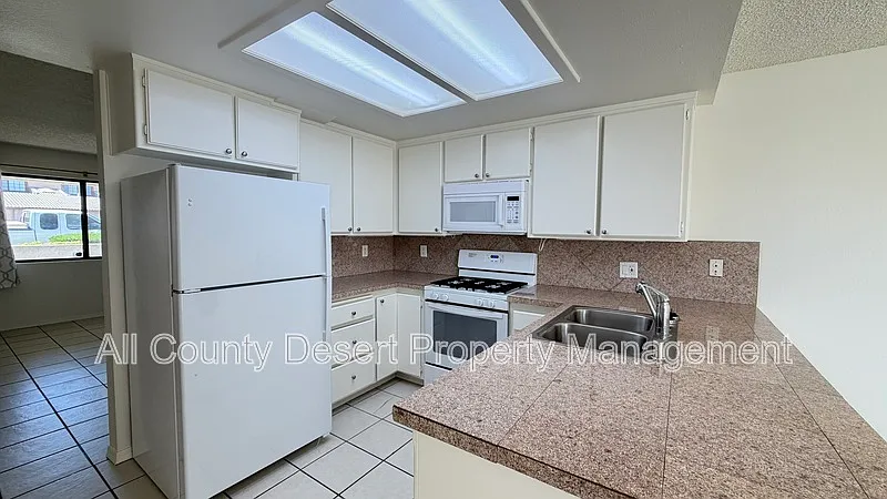 3 bed, 2.0 bath, 1200 sqft, $1,899 — Photo 4