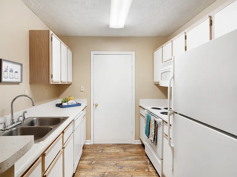 Parklane Apartment Homes — Photo 6