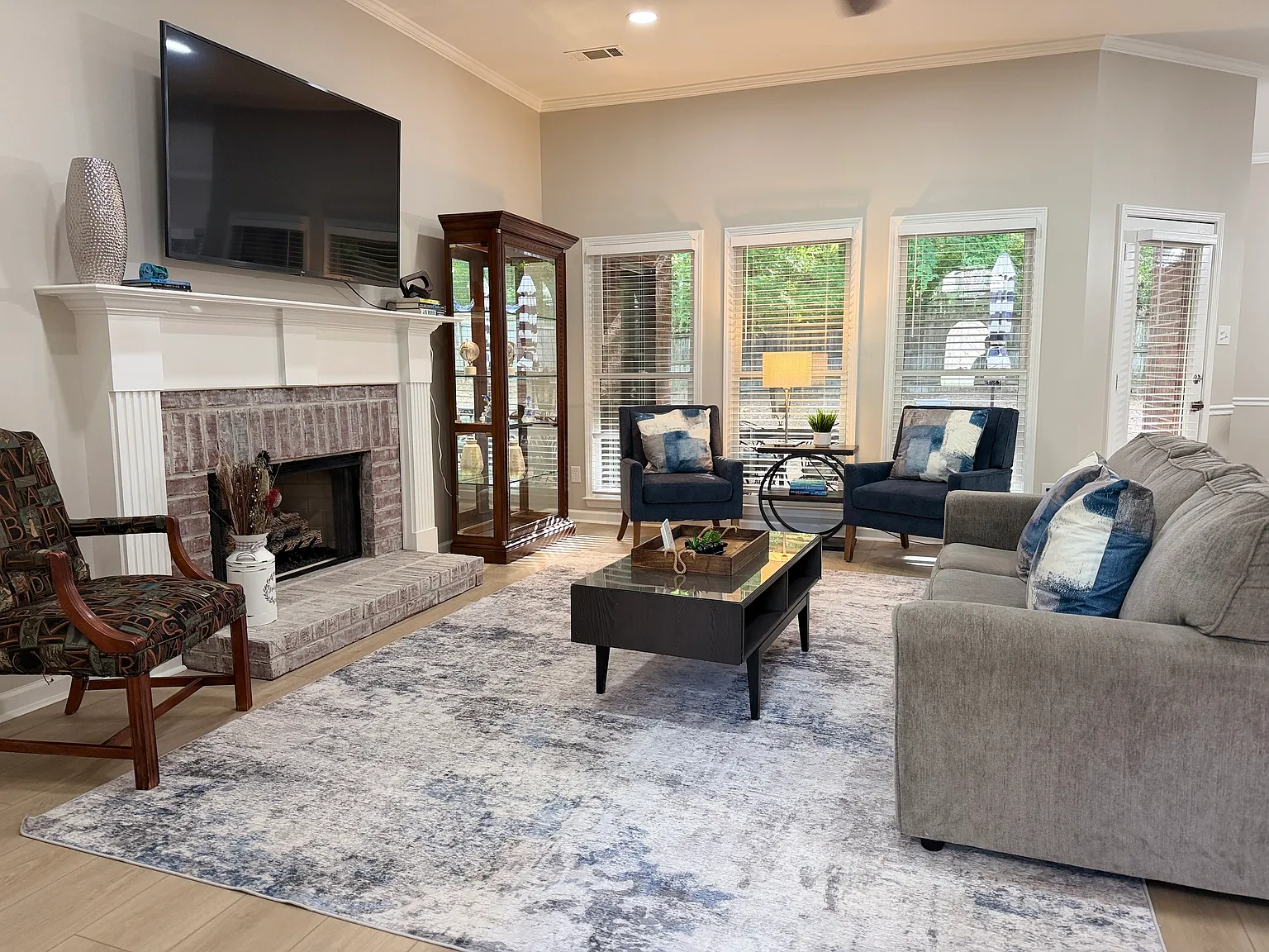 5 bed, 3437 sqft, $11,840 — Photo 2