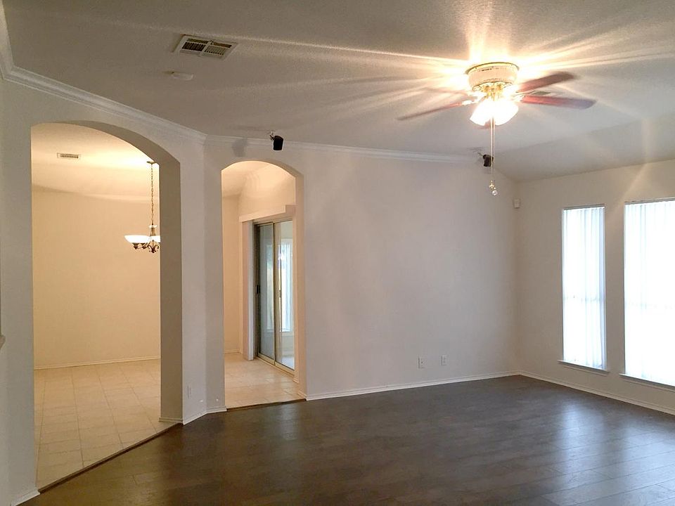 Family Room looking into Breakfast area