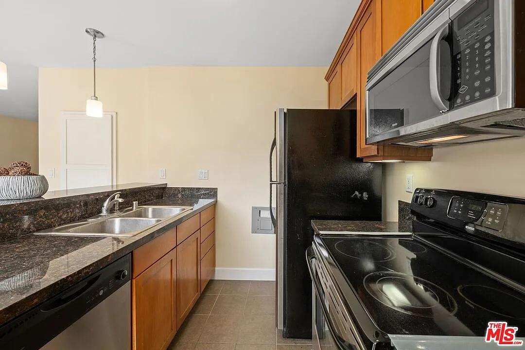 2 bed, 2.0 bath, 962 sqft, $3,995 — Photo 4