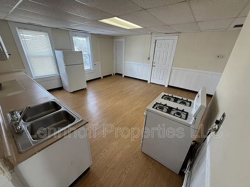 3 bed, 1.0 bath, $1,975 — Photo 3