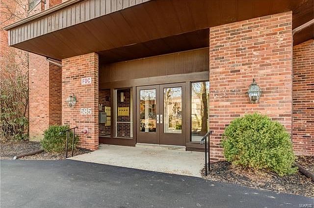 Welcome to 585 Coeur De Royale #208!Front entrance with intercom phones that guests can call to unit or directly to your cell phone to be buzzed in.