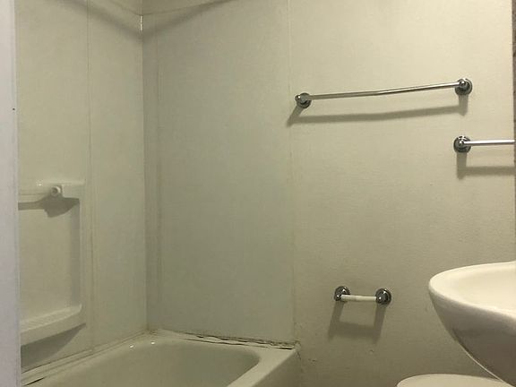 3rd image of 915 16th Ave Unit 2