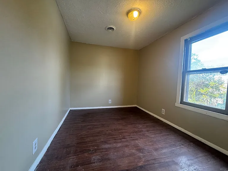 212 Depeyster St — Photo 12