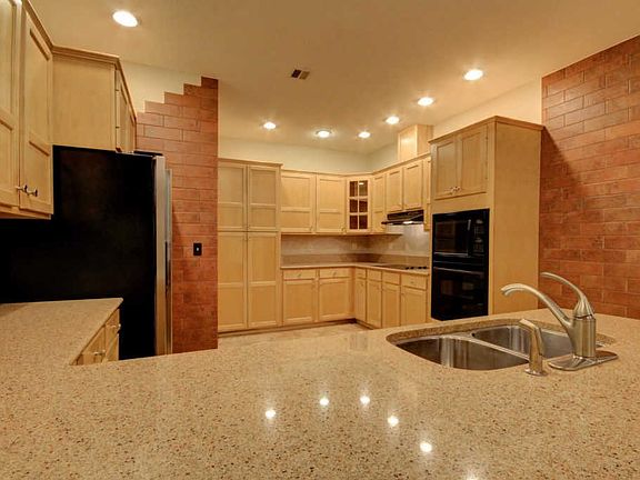 5th image of 530 Stonegate Dr