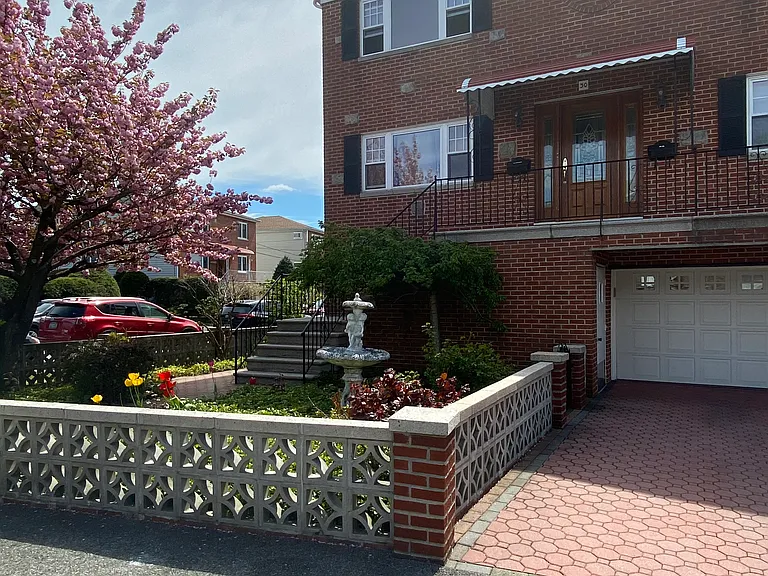 Ambrose Pl — Photo 1