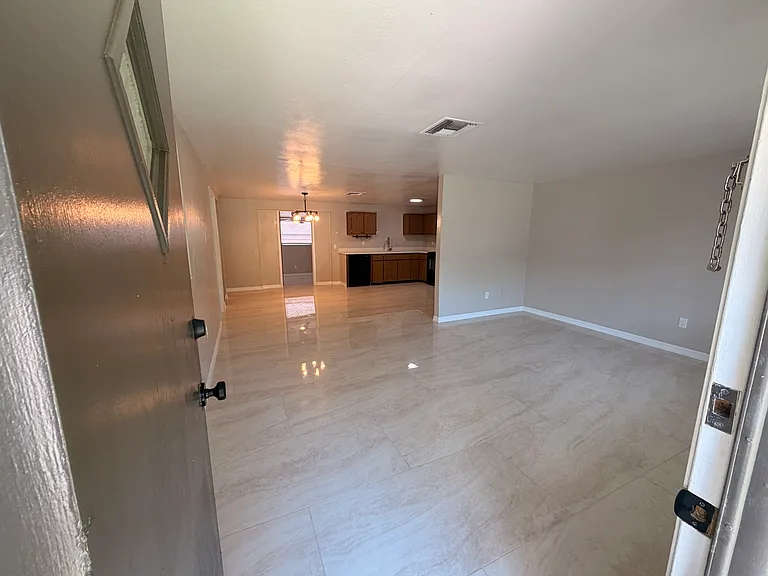 38011 Dixie Ave — Photo 2