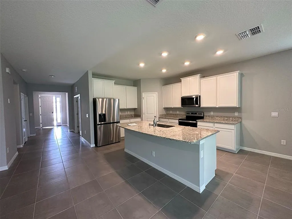 4 bed, 2.5 bath, 2045 sqft, $2,700 — Photo 4