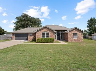 509 E 9th St, Grove, OK 74344