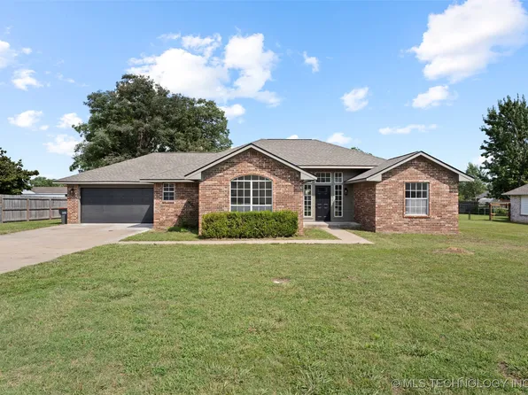 509 E 9th St, Grove, OK 74344