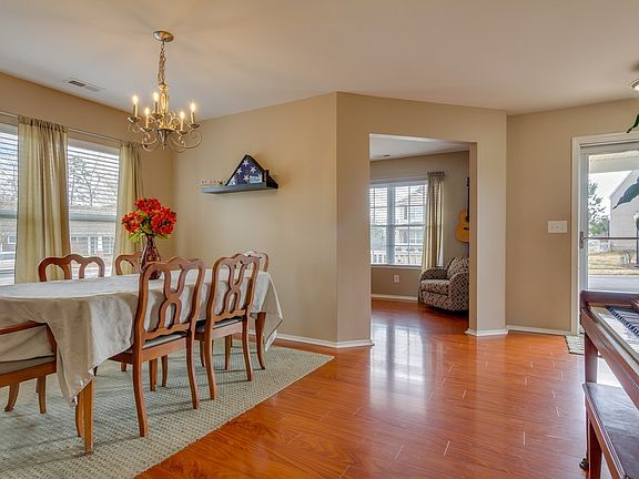 5th image of 901 Silverberry St