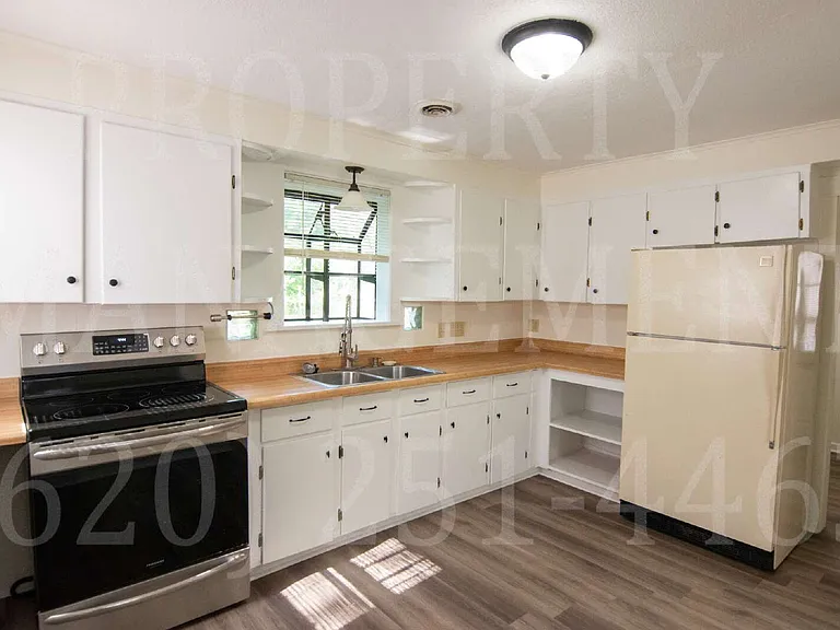 914 W 4th St — Photo 11