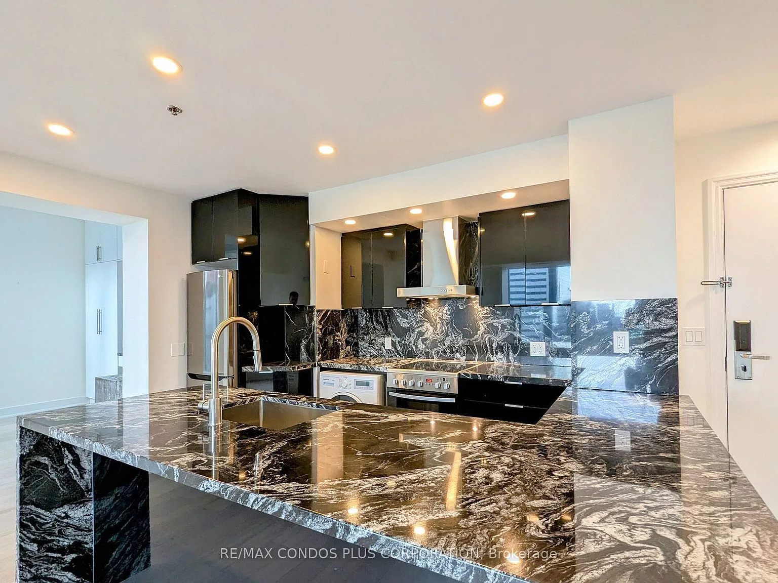 One King West — Photo 4