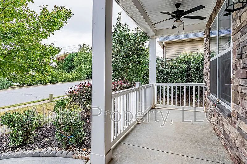 4 bed, 2.5 bath, 2679 sqft, $2,300 — Photo 3