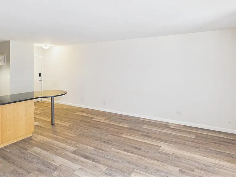 210 N 17th St #201 — Photo 7