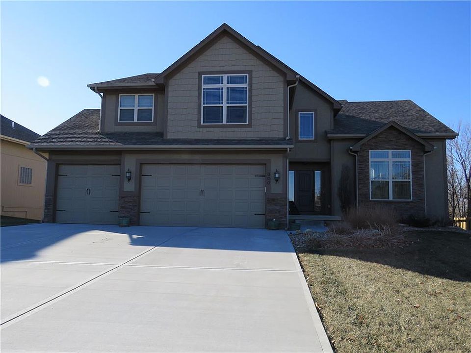 2nd image of 300 NE Blackwood Dr