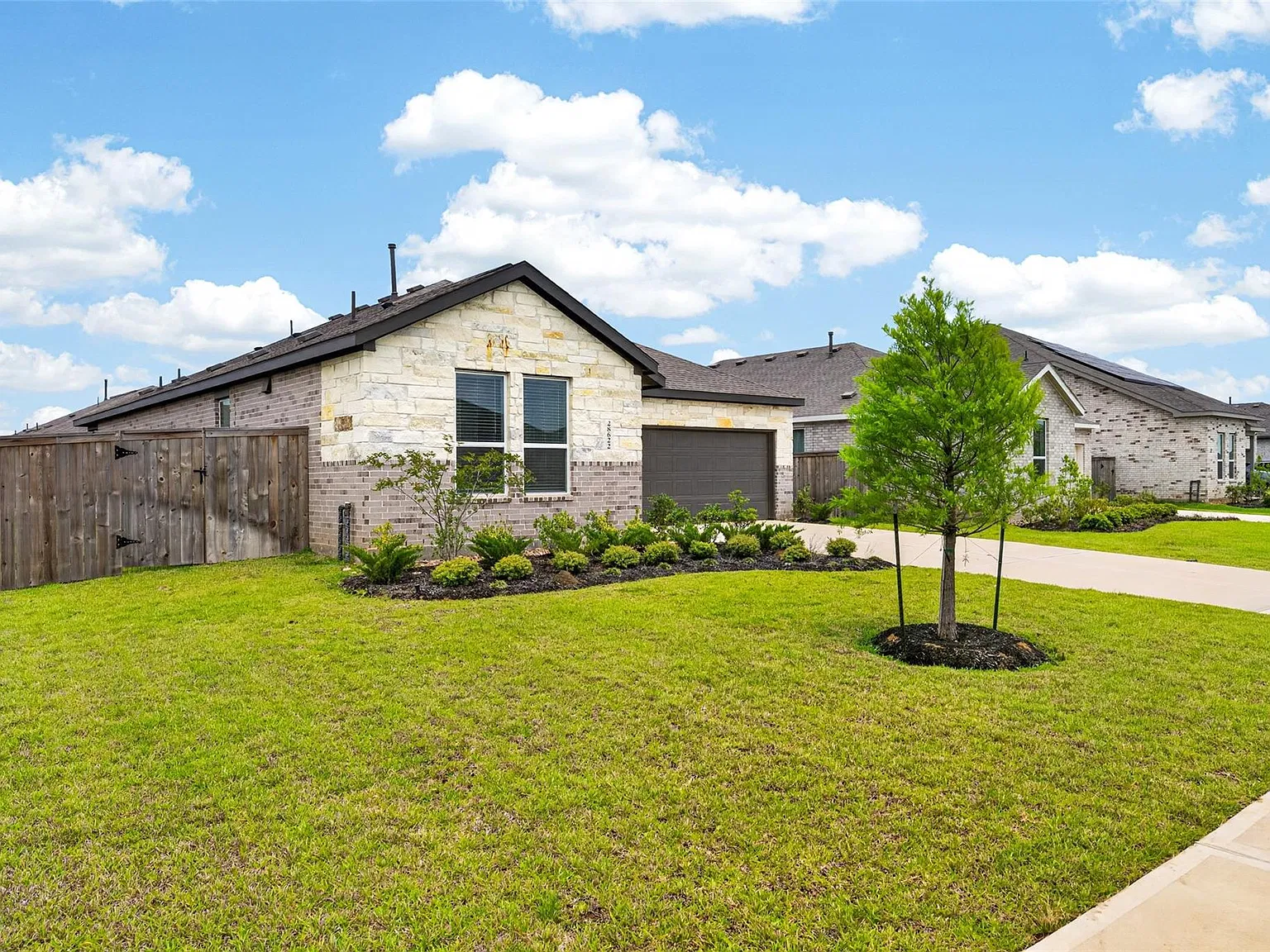 4 bed, 2.0 bath, 1952 sqft, $2,050 — Photo 4
