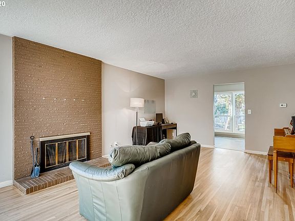 4th image of 712 SE 102nd Ave