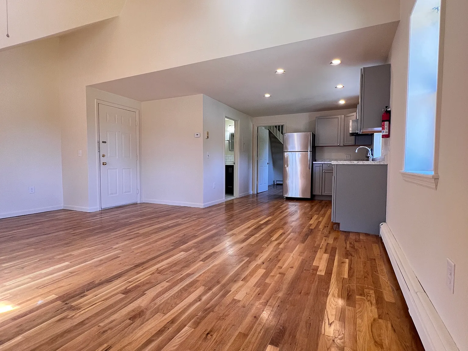 1 bed, 1075 sqft, $1,895 — Photo 2