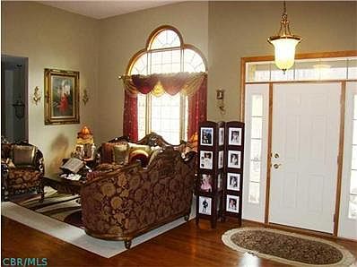 5th image of 32 Woodlake Trl