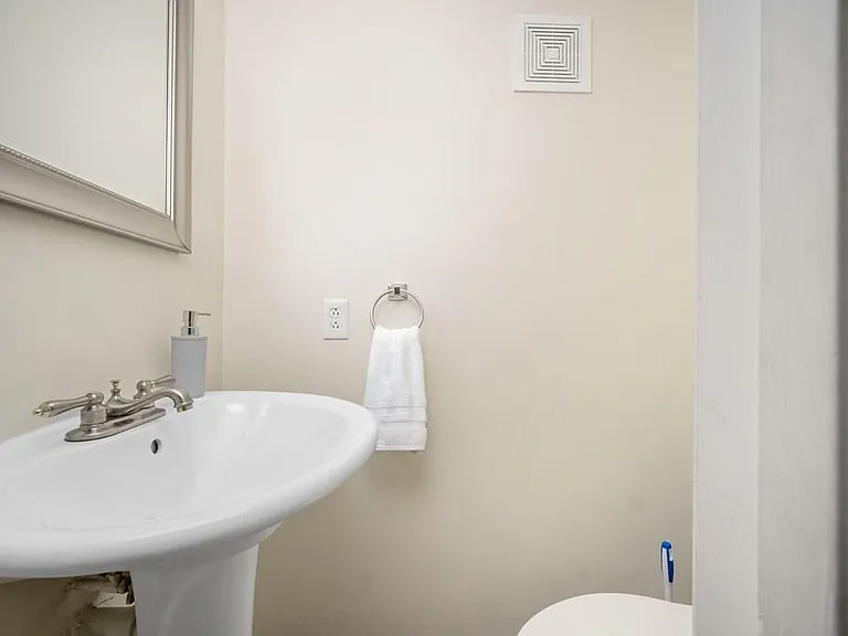 505 Barberton Dr — Photo 11