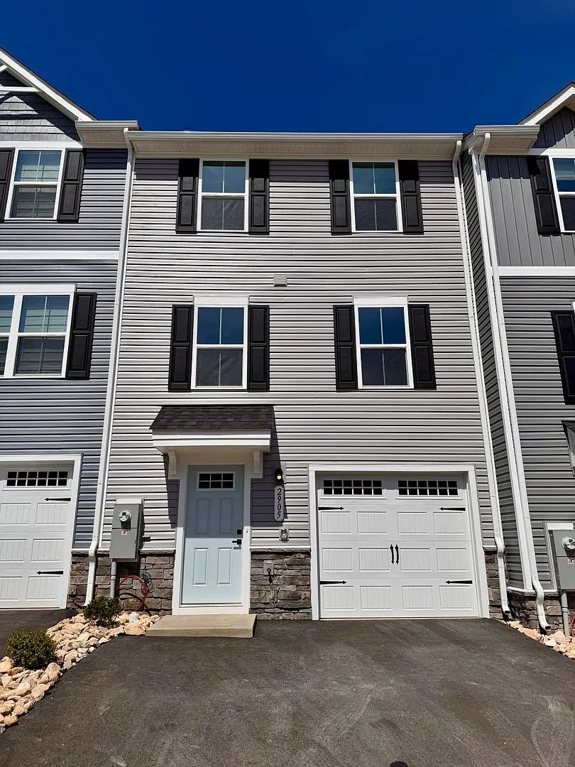 Brand New Townhouse in Ridgeview Subdivision — Photo 1