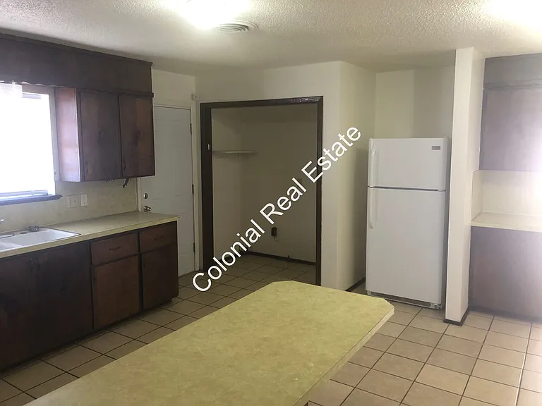 900 Axtell St — Photo 5