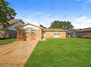 912 Craig Dr, Moore, OK 73160